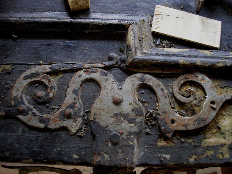 Detail dveřního pantu