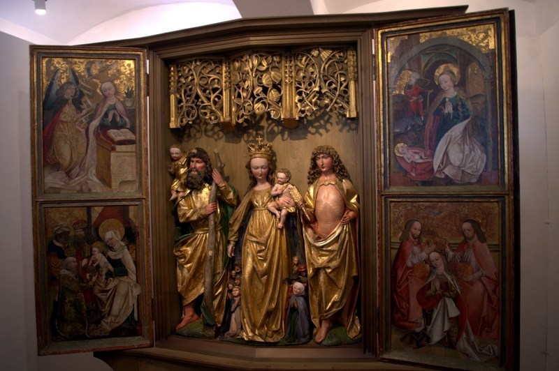 Gotický skříňový oltář je chloubou truhlářů i Muzea Šumavy.