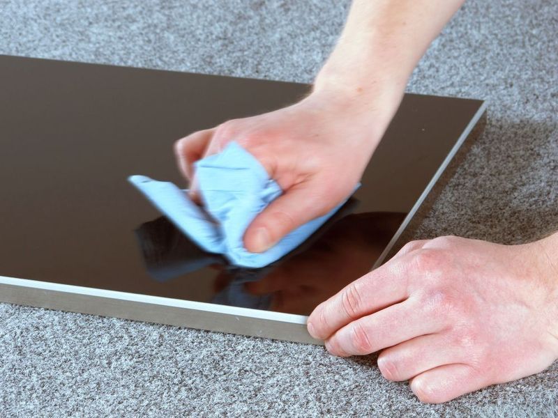 6. Očistěte a vyleštěte plochu jemným papírovým hadříkem.