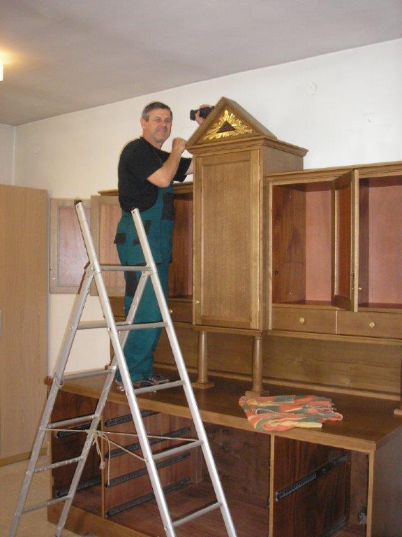 Jak restaurovat starý nábytek 2: Sekretář do sakristie