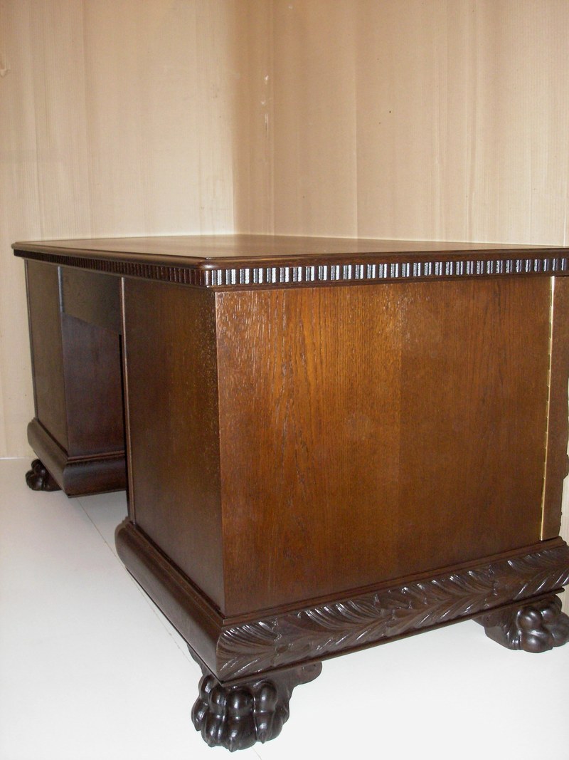 Boční a zadní pohled na restaurovaný psací stůl