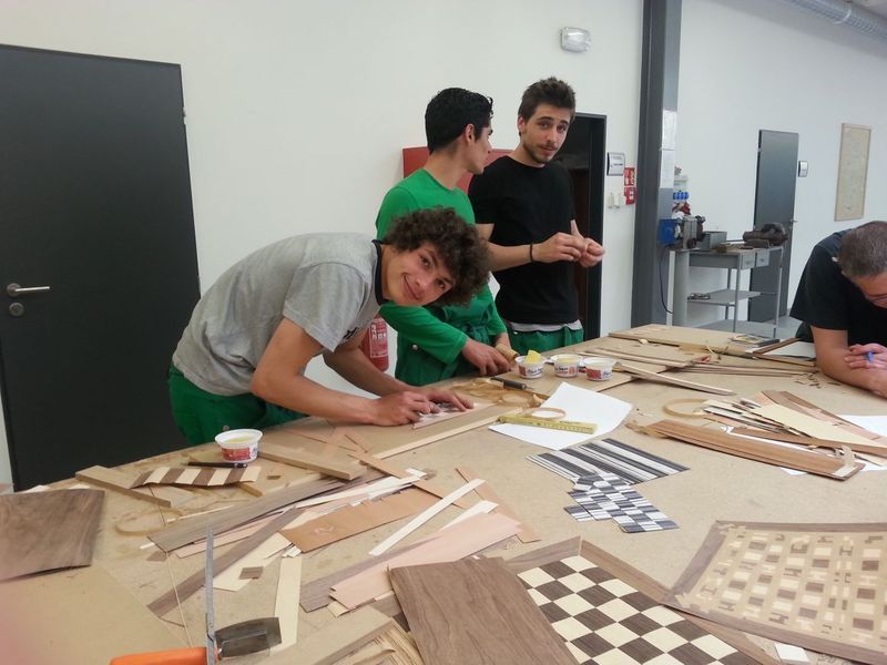 Studenti pracují na šachovnici