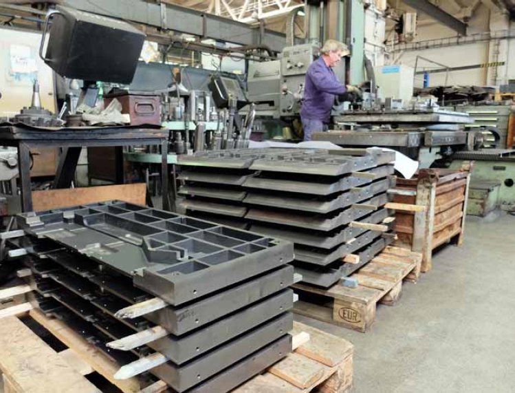 Pro výrobu pracovních stolů, vřeteníků, pilových mechanik a některých dalších dílů jsou používány odlitky z šedé litiny