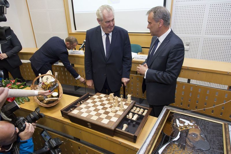 Šachy - jedinečný výrobek a dar Olomouckého kraje pro prezidenta Miloše Zemana