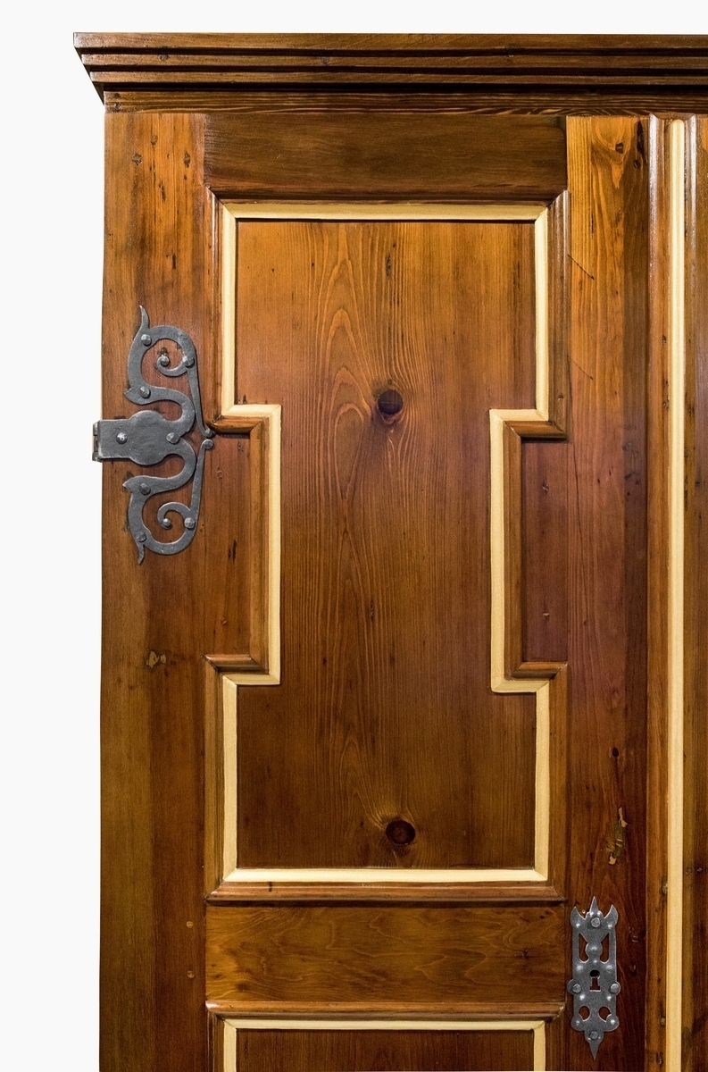 Detail části skříně – dveří