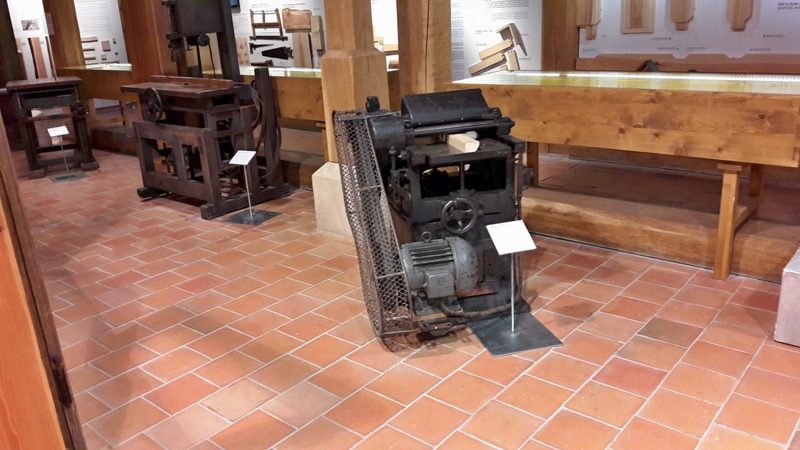 Staré truhlářské stroje