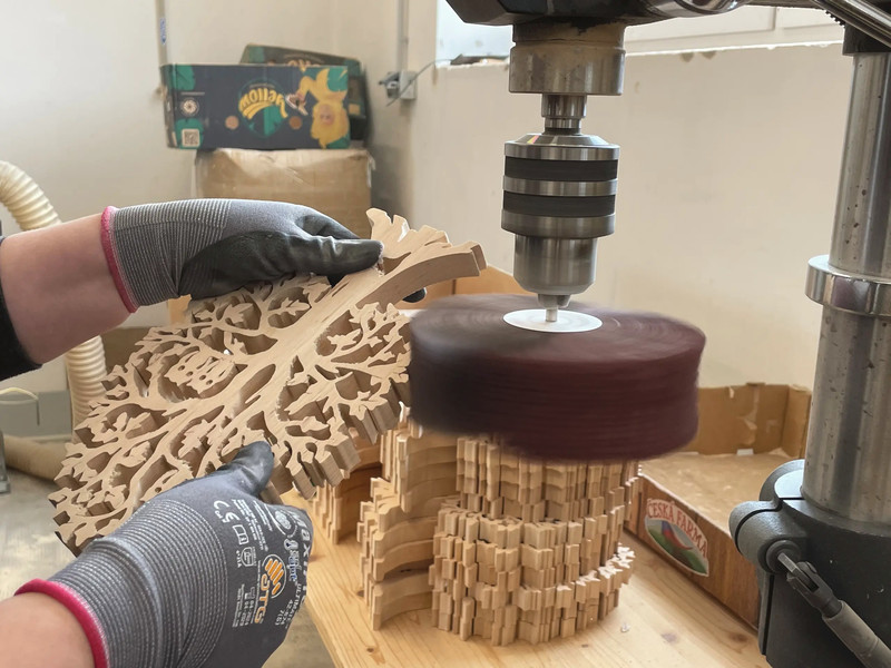 Amadea kombinuje přesnou strojn&iacute; v&yacute;robu a ručn&iacute; pr&aacute;ci.