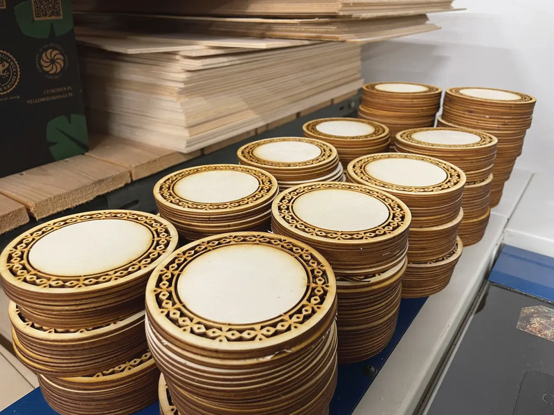 Firma byla mezi prvn&iacute;mi, kter&eacute; dekorace vyr&aacute;běly pomoc&iacute; laserov&eacute;ho grav&iacute;rov&aacute;n&iacute;.